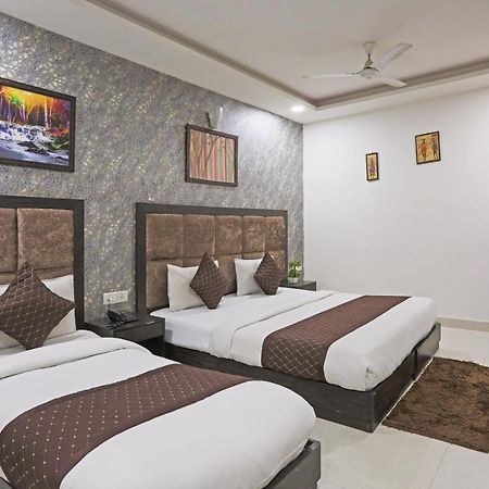 Hotel Grand Belwood Near Delhi Airport Új-Delhi Kültér fotó