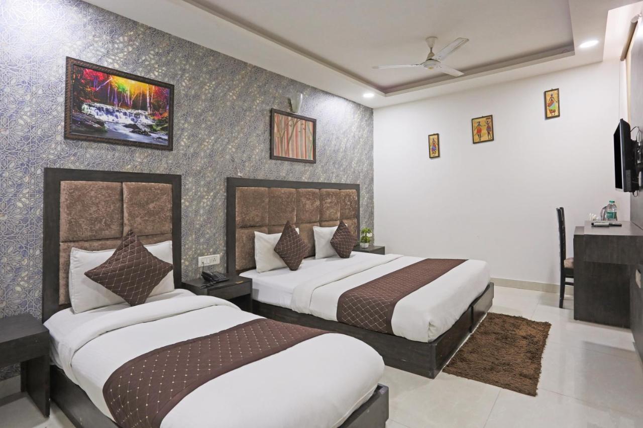 Hotel Grand Belwood Near Delhi Airport Új-Delhi Kültér fotó