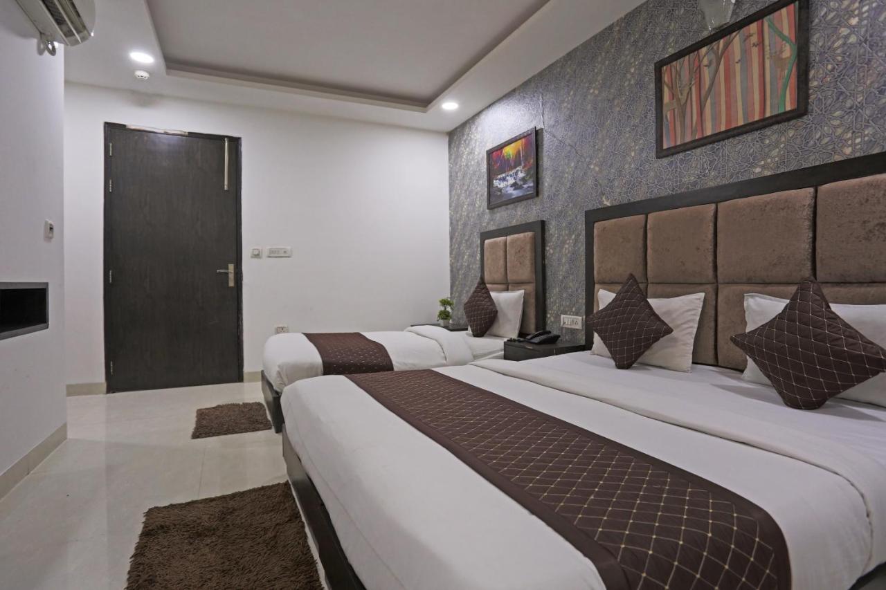 Hotel Grand Belwood Near Delhi Airport Új-Delhi Kültér fotó