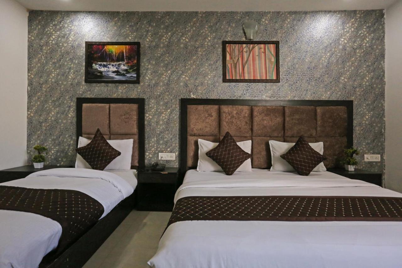 Hotel Grand Belwood Near Delhi Airport Új-Delhi Kültér fotó